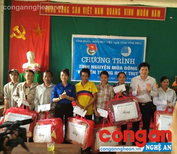 Đại diện Tỉnh đoàn Vĩnh Phúc và lãnh đạo huyện Con Cuông trao quà cho các hộ nghèo xã Mậu Đức