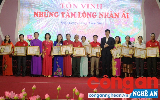 Đồng chí Lê Xuân Đại, Phó Chủ tịch Thường trực UBND tỉnh trao chứng nhận cho các cán bộ Hội và cá nhân xuất sắc trong phong trào thiện nguyện tại địa phương
