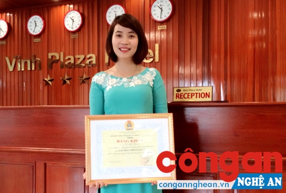 Cô giáo Võ Thị Hạnh tại lễ trao giải cuộc thi giáo viên dạy giỏi cấp tỉnh 2016