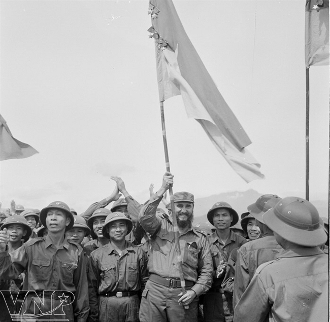 Lãnh tụ Fidel Castro phất cao lá cờ bách chiến bách thắng lấp lánh Huân chương của Đoàn Khe Sanh, Quân giải phóng Trị Thiên – Huế. Ảnh: TTXVN