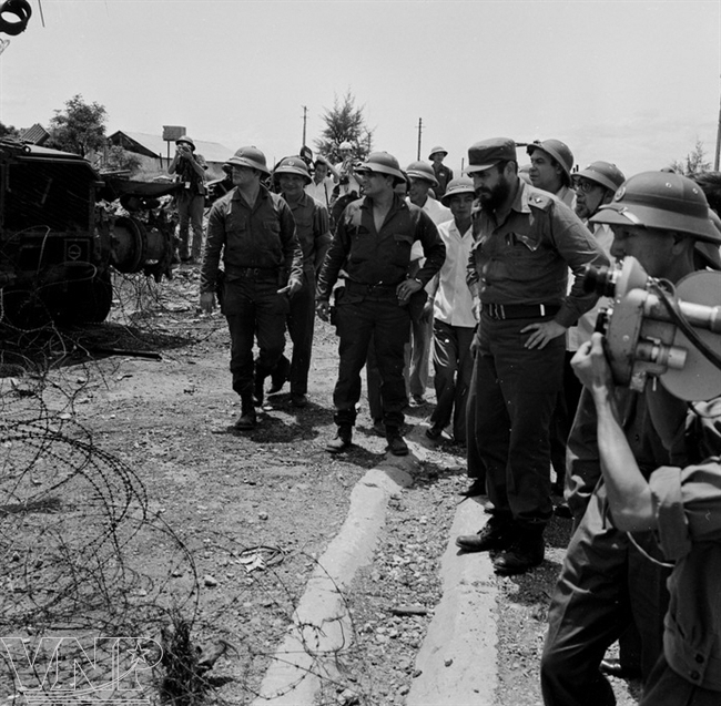Lãnh tụ Fidel Castro thăm căn cứ Tân Lâm và Dốc Miếu trên vành đai hàng rào điện tử McNamara.  Ảnh: TTXVN