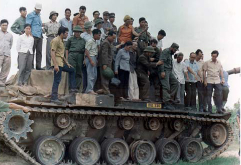 Lãnh tụ Fidel Castro đứng trên một chiếc xe tăng của Mỹ do quân giải phóng thu giữ tại chiến trường Quảng Trị. Ảnh: Granma