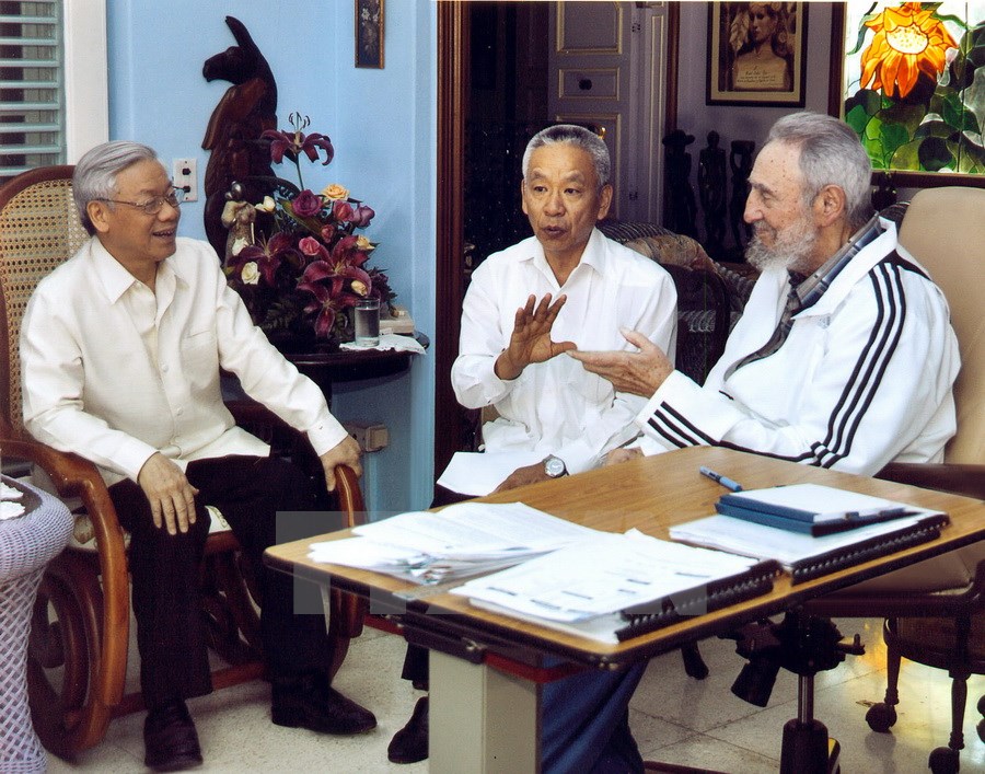 Tổng Bí thư Nguyễn Phú Trọng thăm lãnh tụ Fidel Castro nhân chuyến thăm Cuba của Tổng Bí thư năm 2012. Ảnh: TTXVN