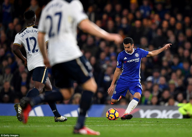 Pedro cửa lòng đẹp mắt cân bằng tỉ số cho Chelsea