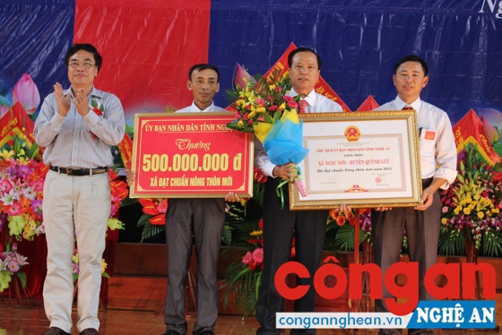 Xã Ngọc Sơn, huyện Quỳnh Lưu đón nhận Bằng công nhận đạt chuẩn NTM trong năm 2016