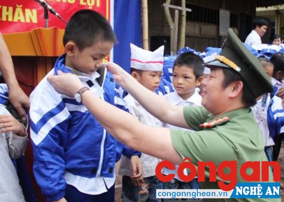 Đại diện Đoàn Thanh niên Công an tỉnh Nghệ An tặng áo ấm cho học sinh Trường Tiểu học xã Mỹ Lý, huyện Kỳ Sơn