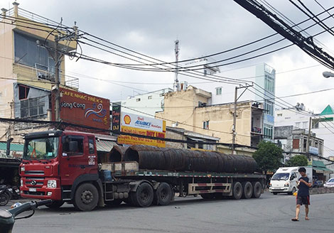 Một xe vận tải thép từ cảng Bến Nghé ôm cua tử thần ra đường Huỳnh Tấn Phát, quận 7. Ảnh: Hoàng Châu.