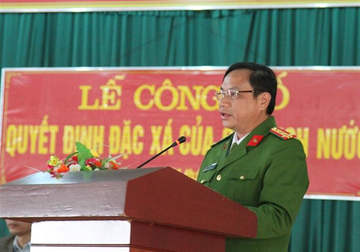Đồng chí Đại tá Phan Đình Thành, Giám thị Trại giam số 3 Công bố Quyết định đặc xá năm 2016 của Chủ tịch nước.