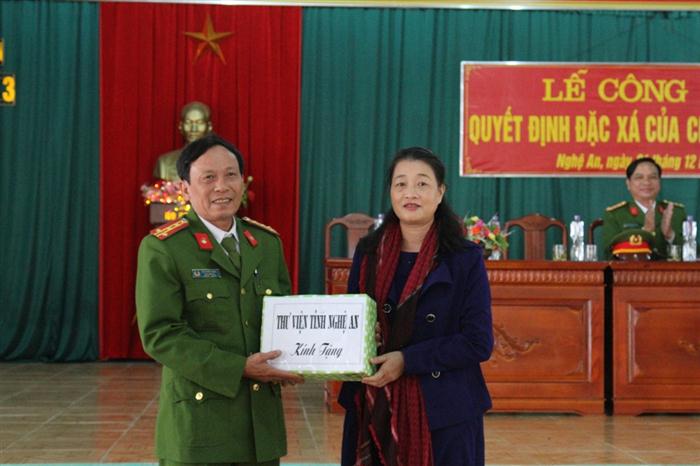 Thư viện Nghệ An trao tặng sách cho Trại giam số 3