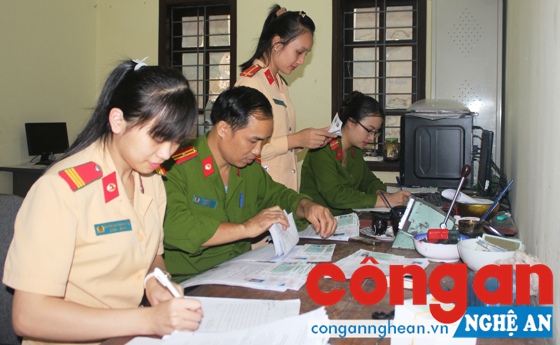 Cán bộ “Bộ phận một cửa” Công an huyện Quỳnh Lưu chuẩn bị hồ sơ trước khi xuống cơ sở