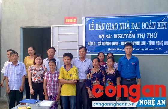 Lễ bàn giao nhà cho bà Nguyễn Thị Thứ ở thôn 1, xã Quỳnh Hưng