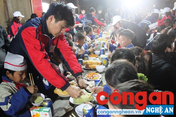 Các tổ chức tình nguyện nấu cơm trưa cho học sinh vùng cao huyện Kỳ Sơn