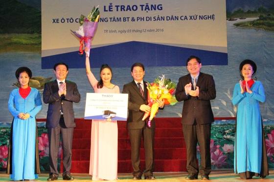 Phó Thủ tướng Vương Đình Huệ và lãnh đạo tỉnh tặng hoa chúc mừng cho NSND Trịnh Thị Hồng Lựu, Giám đốc Trung tâm bảo tồn và phát huy di sản dân ca xứ Nghệ