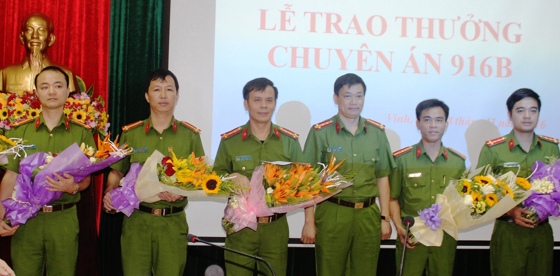 Đồng chí Đại tá Nguyễn Mạnh Hùng, Phó Giám đốc Công an tỉnh trao thưởng cho Công an TP Vinh vì đã có thành tích phá Chuyên án 916B, xóa ổ bạc cực lớn, thu giữ tang vật hơn 1,4 tỉ đồng do các đối tượng cộm cán điều hành