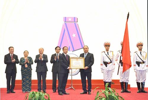 Thay mặt lãnh đạo Đảng, Nhà nước, Thủ tướng Nguyễn Xuân Phúc trao Huân chương Lao động hạng Ba cho Hiệp hội DNNVV. 