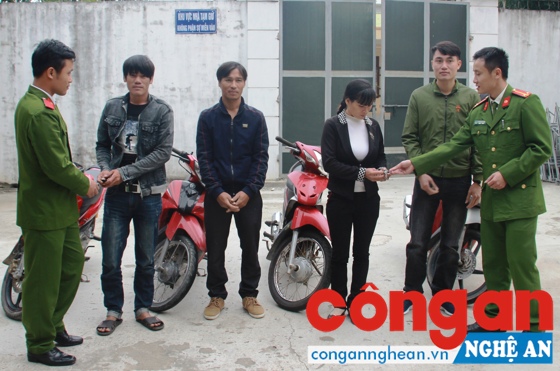  Công an huyện Diễn Châu trao trả xe máy cho những người bị mất trộm