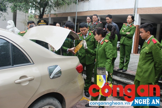 Lực lượng Công an TP Vinh tiến hành khám nghiệm xe ôtô của chị Hồng