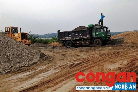 Khu vực tập kết cát, sỏi của Công ty Thái Cực tại bãi Củi, xã Tràng Sơn,  huyện Đô Lương chưa đầy đủ thủ tục thuê đất theo quy định 