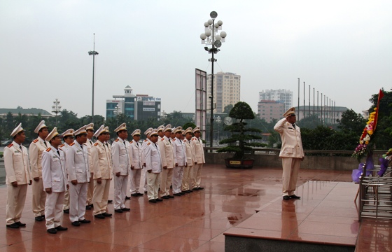 Cán bộ chiến sỹ Văn Phòng Cơ quan CSĐT dâng hoa lên tượng đài Chủ tịch Hồ Chí Minh