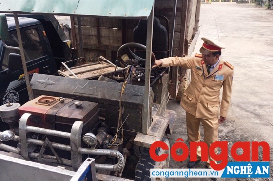 Cán bộ Đội CSGT số 4 kiểm tra phương tiện xe 3 bánh, 4 bánh tự chế bị tạm giữ