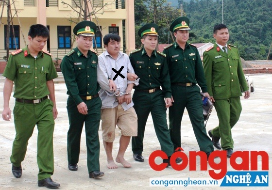 BĐBP Hà Tĩnh dẫn giải đối tượng (x) bàn giao cho Phòng Cảnh sát ĐTTP về Ma túy Công an Hà Tĩnh