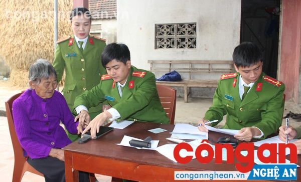 Xuống tận nhà làm thủ tục cấp mới  CMND cho   bà Nguyễn Thị Thoan (SN 1930, trú xã Hưng Trung, huyện Hưng Nguyên