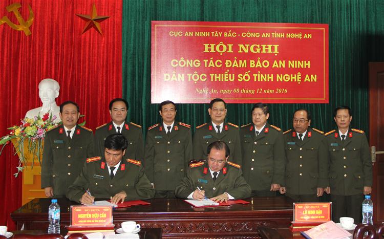 Trung tướng Vi Văn Long, Phó Tổng cục trưởng Tổng cục          An ninh và các đại biểu chứng kiến ký kết quy chế phối hợp                giữa Cục An ninh Tây Bắc và Công an tỉnh Nghệ An