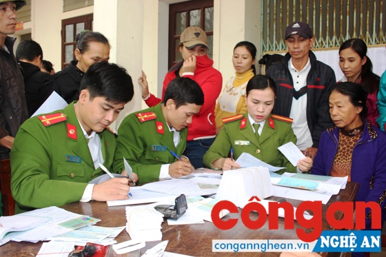 CBCS Công an huyện làm thủ tục cấp CMND cho người dân tại UBND xã Hưng Trung