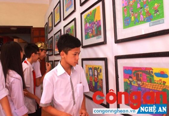 Học sinh xem triển lãm tranh tại buổi lễ trao giải