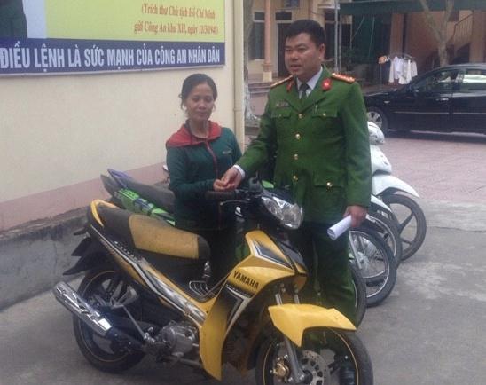 Đại tá Lương Thế Lộc, Trưởng Công an huyện Thanh Chương trao trả xe máy cho bị hại trong Chuyên án 268X