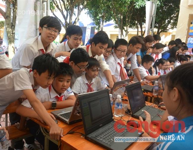 Học sinh hào hứng tham gia cuộc thi trong lễ phát động tại Trường THCS Đặng Thai Mai