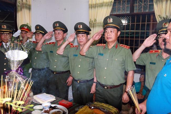 Đoàn công tác cuả Bộ Công an do Thượng tướng Phạm Dũng, Trung tướng Nguyễn Văn Sơn, Thứ trưởng Bộ Công an dẫn đầu đến viếng những cán bộ, chiến sỹ hy sinh trong vụ nổ.