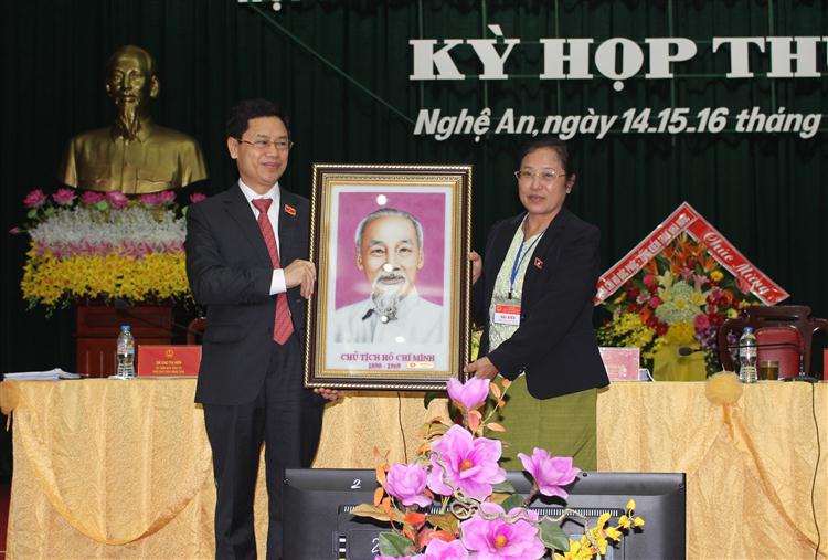 Đồng chí Nguyễn Xuân Sơn – Phó Bí thư Thường trực Tỉnh ủy, Chủ tịch HĐND tỉnh tặng Bức tranh Chủ tịch Hồ Chí Minh cho đoàn đại biểu Xiêng Khoảng