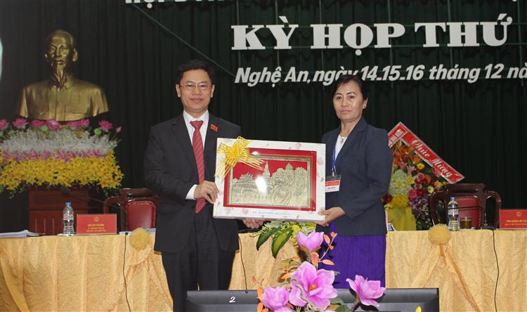 Đoàn đại biểu tỉnh Bô-ly-khăm-xay (Lào) tặng bức tranh cho HĐND tỉnh Nghệ An tại phiên khai mạc