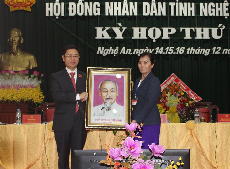 Đồng chí Nguyễn Xuân Sơn – Phó Bí thư Thường trực Tỉnh ủy, Chủ tịch HĐND tỉnh tặng Bức tranh Chủ tịch Hồ Chí Minh cho đoàn đại biểu Bô-ly-khăm-xay