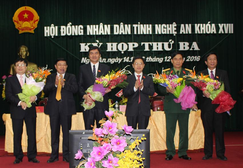 Lãnh đạo HĐND tỉnh và UBND tỉnh tặng hoa các đại biểu đã miễn nhiệm và Ủy viên UBND tỉnh nhiệm kỳ 2016-2020.