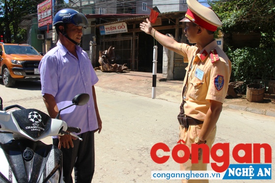 Đội CSGT Công an TX Thái Hòa kiểm tra hành chính kết hợp tuyên truyền Luật Giao thông đường bộ cho người dân