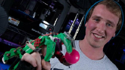 Ryan Bouricius sử dụng máy in 3D của trường đại học để tạo ra bàn tay giả