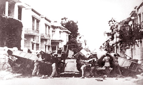 Công an và lực lượng vũ trang Hà Nội cùng nhân dân dựng chiến lũy trên đường phố Thủ đô chống giặc Pháp trở lại xâm lược. Ảnh T.L