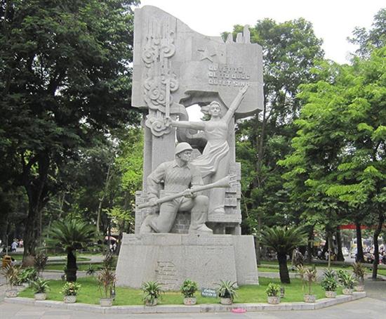 Tượng đài “Quyết tử để Tổ quốc quyết sinh” tại vườn hoa Vạn Xuân.