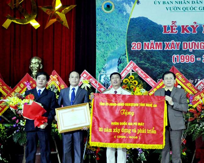 Đồng chí Đinh Viết Hồng, Phó Chủ tịch UBND tỉnh trao tặng Bằng khen  của Thủ tướng Chính phủ và bức trướng của Tỉnh ủy - HĐND - UBMTTQ tỉnh  cho VQG Pù Mát