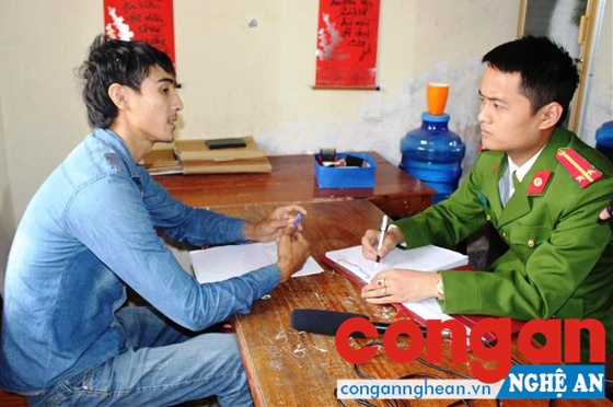 CBCS Công an huyện Nam Đàn lấy lời khai đối tượng vi phạm pháp luật trên địa bàn