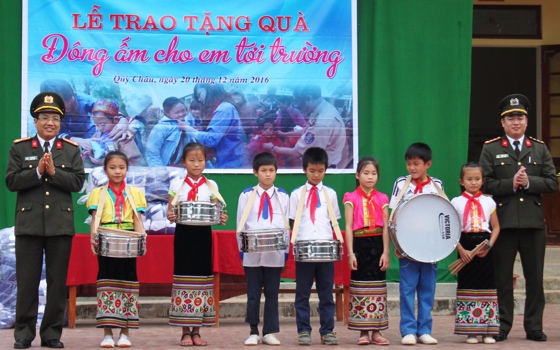Đại diện lãnh đạo Công an tỉnh Nghệ An tặng bộ trống đội cho Liên đội trường tiểu học xã Châu Nga