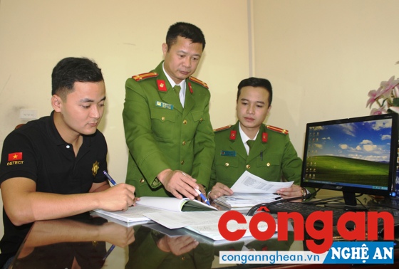 Trung tá Lê Thanh Hải và đồng đội nghiên cứu hồ sơ vụ án trước khi lên đường ra Hà Nội tìm nơi tạm trú của bà Trâm