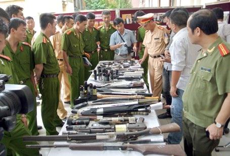 Súng quân dụng và súng tự chế của các đối tượng phạm tội bị Lực lượng 141 Hà Nội thu giữ
