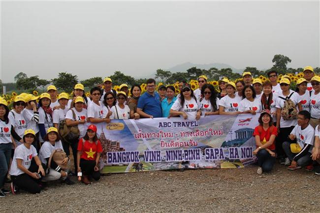 Đoàn du khách Thái Lan chụp ảnh lưu niệm tại cánh đồng hoa