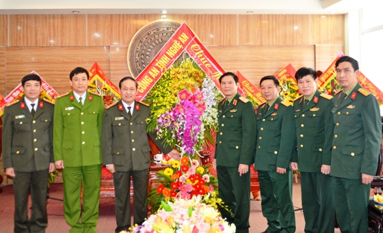 Lãnh đạo Công an tỉnh chúc mừng tại Bộ tư lệnh Quân khu 4