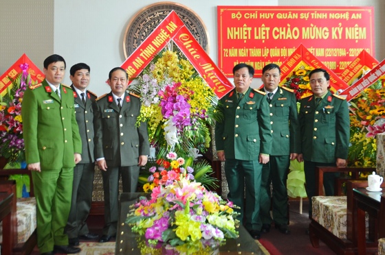 Lãnh đạo Công an tỉnh chúc mừng tại BCH Quân sự tỉnh