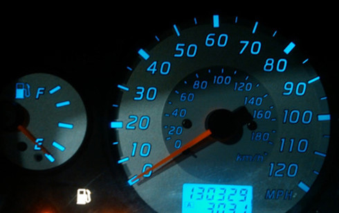 Khi đồng hồ báo xăng chỉ vạch E, mỗi chiếc xe đều có thể chạy thêm được một quãng đường nhất định - Ảnh minh họa.