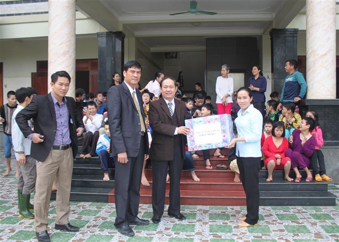 Đồng chí Đại tá Nguyễn Tiến Dần - Phó Giám đốc Công an tỉnh trao quà tại cơ sở bảo trợ xã hội Thiện Tâm